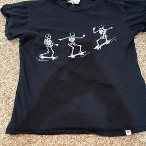 Skateboarding skeleton tee